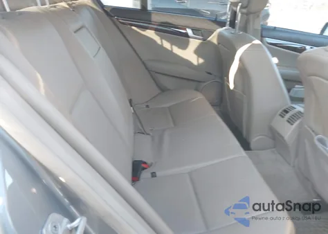 2013 Mercedes-Benz C 300 Luxury 4Matic z USA, uszkodzony, nr VIN WDDGF8ABXDR283607